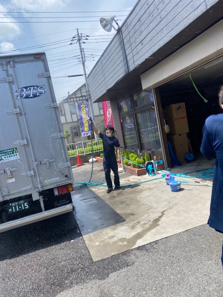 埼玉 • 越谷のオフィス移転なら【 OS企画 】洗車6
